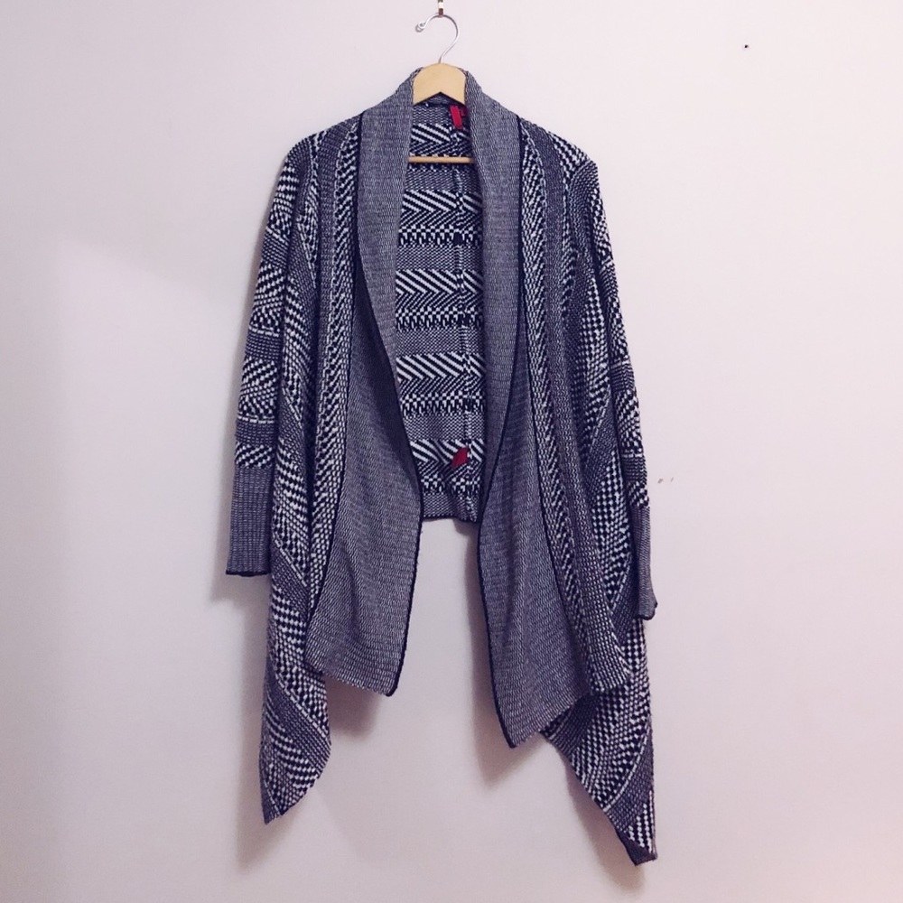 Black&White Geo Print High/Low Sweater by 5/48